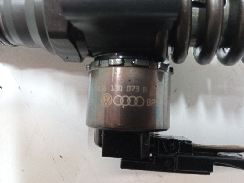 Recambio de inyector para volkswagen golf v (1k1) 2.0 tdi 16v referencia OEM IAM 0414720403  
