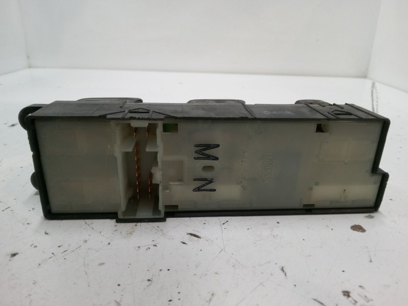 Recambio de mando elevalunas delantero izquierdo para nissan almera ii hatchback (n16) 2.2 di referencia OEM IAM   