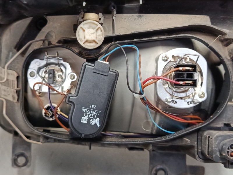 Recambio de faro derecho para volkswagen polo (6n2) 1.4 16v referencia OEM IAM 6N1941016AD  