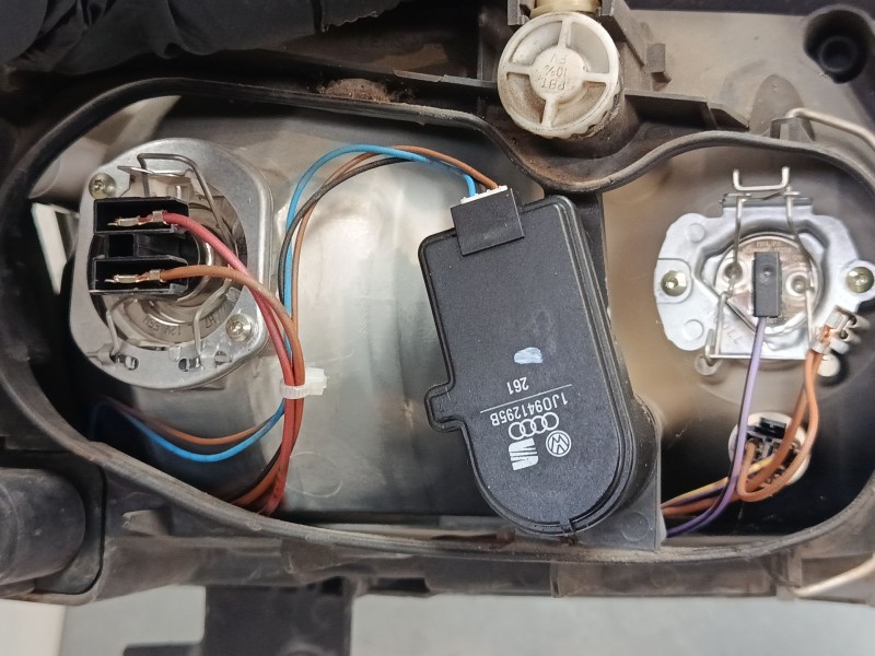 Recambio de faro izquierdo para volkswagen polo (6n2) 1.4 16v referencia OEM IAM 6N1941015AD  