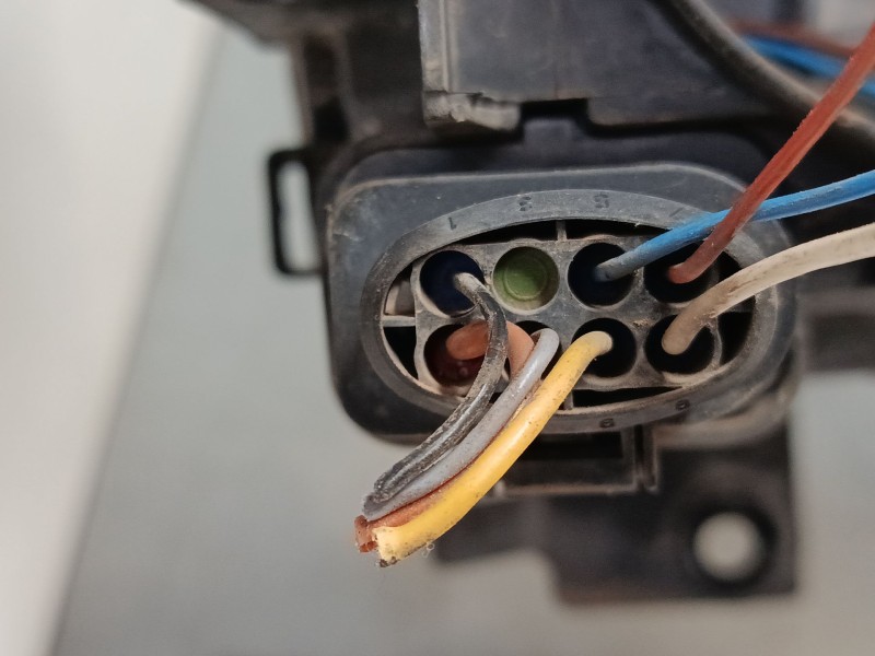 Recambio de faro izquierdo para volkswagen polo (6n2) 1.4 16v referencia OEM IAM 6N1941015AD  