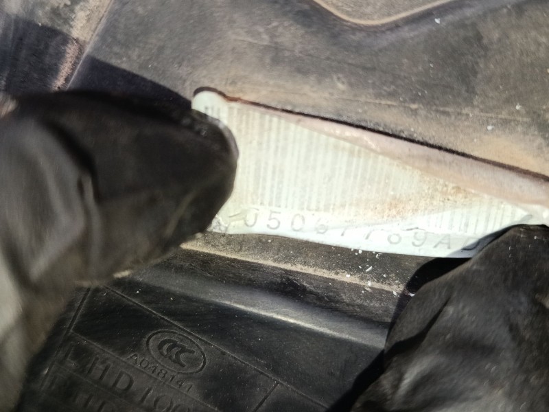 Recambio de faro izquierdo para dodge journey 2.0 crd referencia OEM IAM 05067789AD  