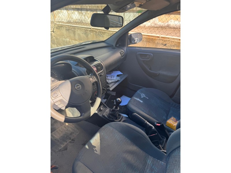 opel corsa c (x01) del año 2001