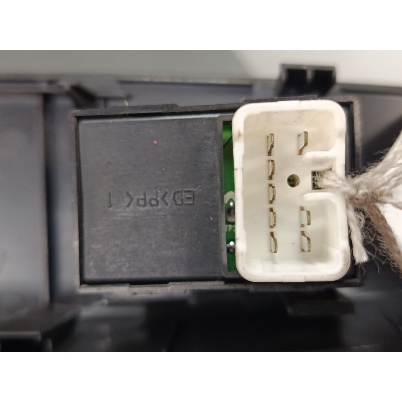 Recambio de mando elevalunas delantero derecho para kia cee´d hatchback (ed) 1.6 crdi 115 referencia OEM IAM 823611H000  