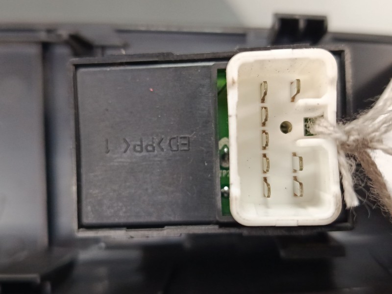 Recambio de mando elevalunas delantero derecho para kia cee´d hatchback (ed) 1.6 crdi 115 referencia OEM IAM 823611H000  