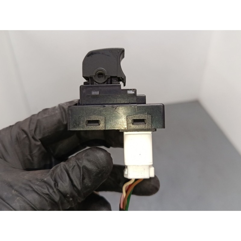 Recambio de mando elevalunas trasero derecho para kia cee´d hatchback (ed) 1.6 crdi 115 referencia OEM IAM 935751H100  