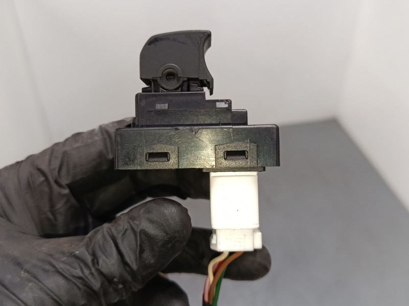 Recambio de mando elevalunas trasero derecho para kia cee´d hatchback (ed) 1.6 crdi 115 referencia OEM IAM 935751H100  