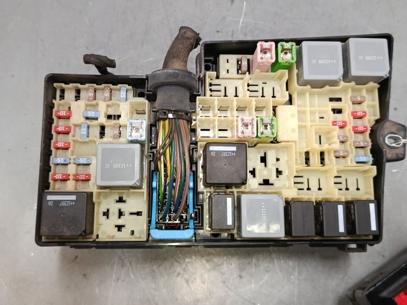 Recambio de caja reles / fusibles para volvo v40 hatchback (525) d2 referencia OEM IAM   