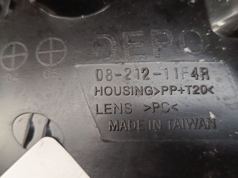 Recambio de faro derecho para toyota rav 4 ii (_a2_) 2.0 d 4wd (cla20_, cla21_) referencia OEM IAM 0821211F4R  