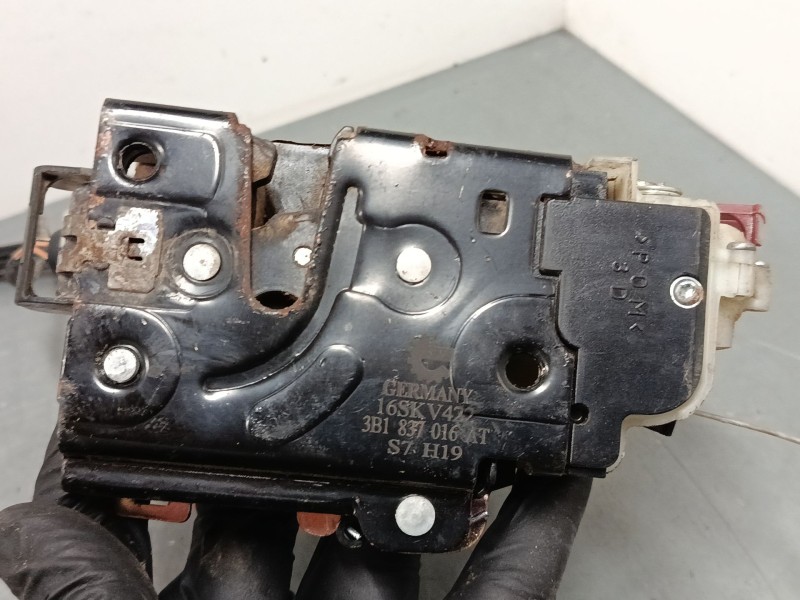 Recambio de cerradura puerta delantera derecha para volkswagen new beetle descapotable (1y7) 2.0 referencia OEM IAM 3B1837016AT 