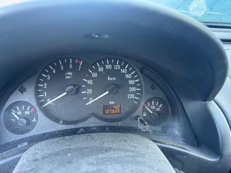 opel corsa c (x01) del año 2001