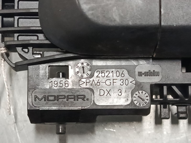 Recambio de maneta exterior puerta delantera derecha para jeep renegade suv (bu, b1, bv) 1.0 t-gdi referencia OEM IAM 735674102 