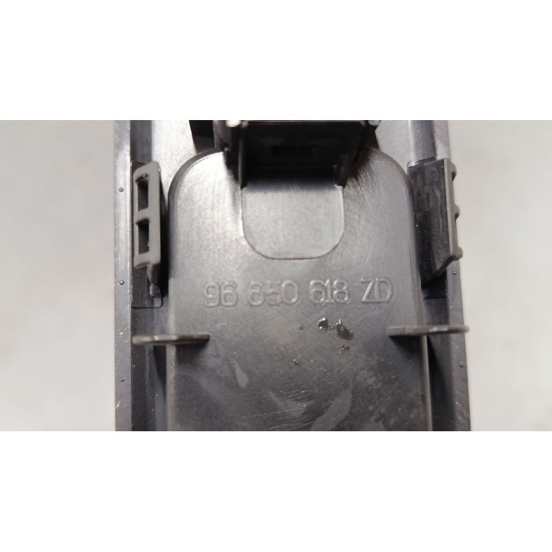 Recambio de mando elevalunas delantero derecho para peugeot 3008 i monospace (0u_) 2.0 hdi referencia OEM IAM 96650618ZD  