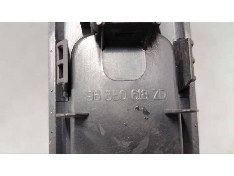 Recambio de mando elevalunas delantero derecho para peugeot 3008 i monospace (0u_) 2.0 hdi referencia OEM IAM 96650618ZD  