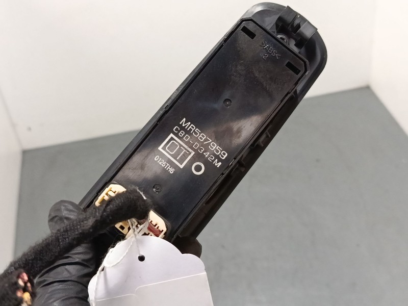 Recambio de mando elevalunas delantero izquierdo para mitsubishi colt vi (z3_a, z2_a) 1.3 (z21a) referencia OEM IAM MR587959  