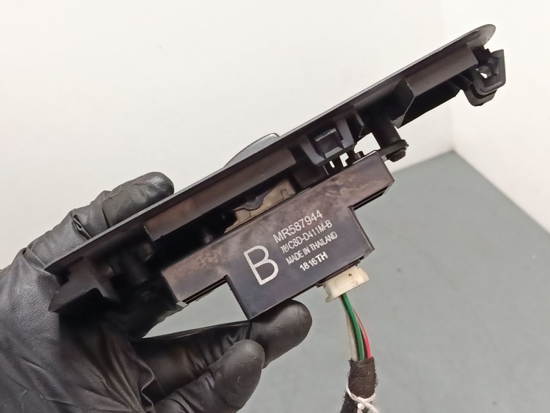 Recambio de mando elevalunas delantero derecho para mitsubishi colt vi (z3_a, z2_a) 1.3 (z21a) referencia OEM IAM MR587944  