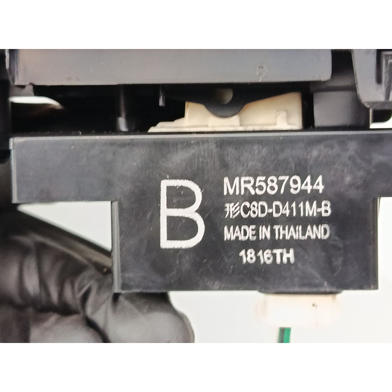 Recambio de mando elevalunas delantero derecho para mitsubishi colt vi (z3_a, z2_a) 1.3 (z21a) referencia OEM IAM MR587944  