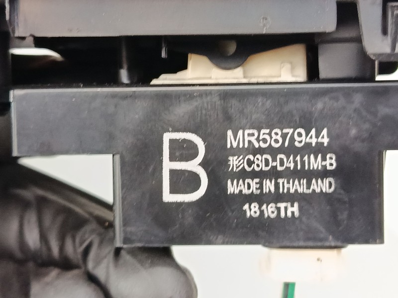 Recambio de mando elevalunas delantero derecho para mitsubishi colt vi (z3_a, z2_a) 1.3 (z21a) referencia OEM IAM MR587944  