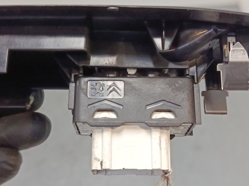 Recambio de mando elevalunas delantero derecho para peugeot 2008 i (cu_) 1.6 hdi referencia OEM IAM 96751118ZD  