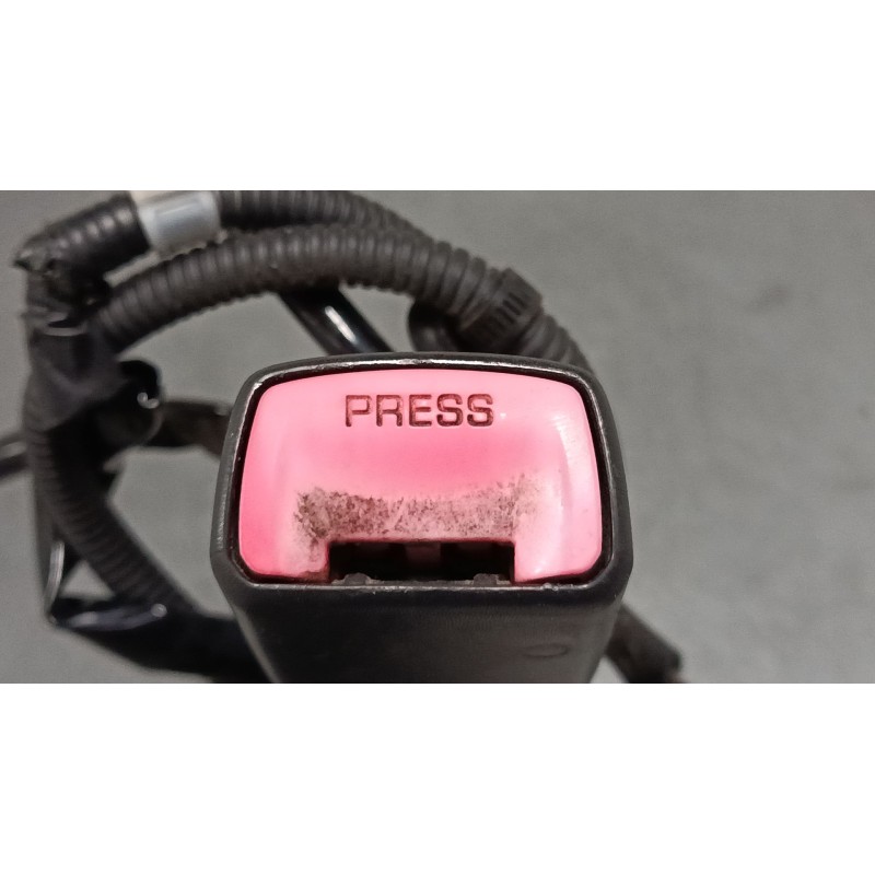 Recambio de anclaje cinturon delantero izquierdo para toyota corolla verso (zer_, zze12_, r1_) 2.0 d-4d (cur10_) referencia OEM 