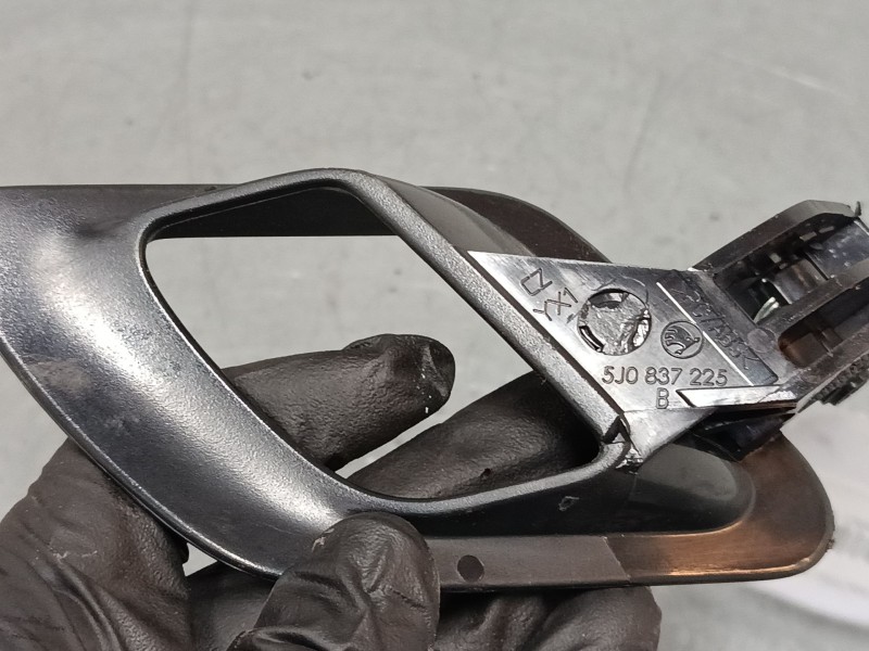Recambio de maneta interior puerta delantera izquierda para skoda fabia ii (542) 1.2 referencia OEM IAM 5J0837225  
