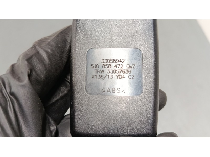 Recambio de anclaje cinturon delantero derecho para skoda fabia ii (542) 1.2 referencia OEM IAM 5J0858472QVZ  