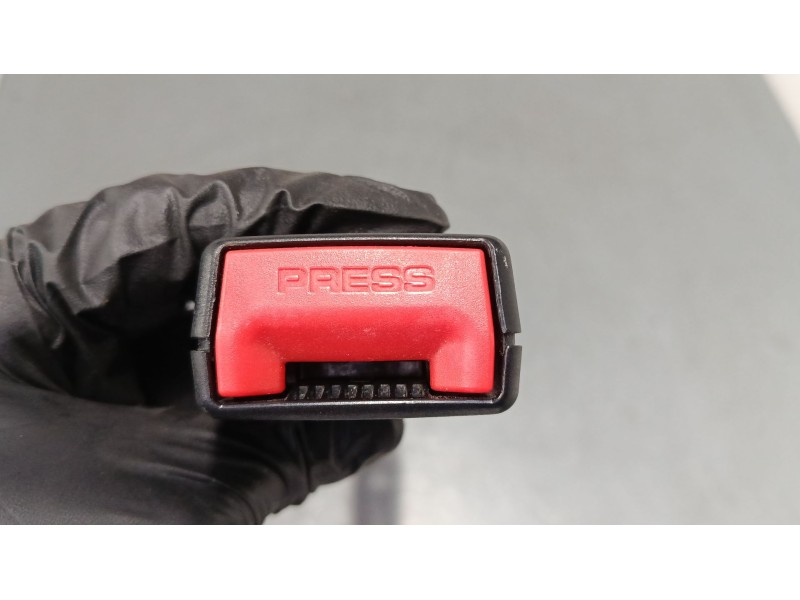 Recambio de anclaje cinturon delantero derecho para skoda fabia ii (542) 1.2 referencia OEM IAM 5J0858472QVZ  