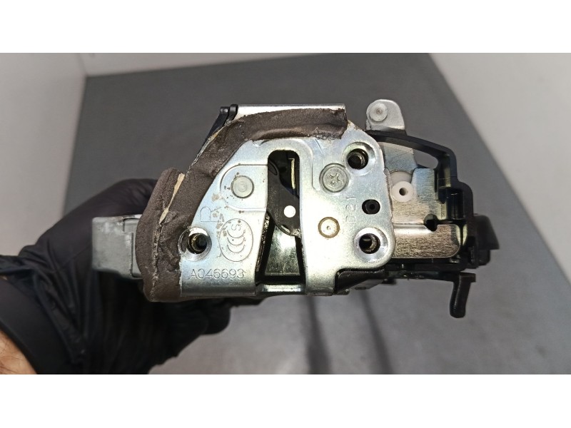 Recambio de cerradura puerta trasera derecha para lexus is ii (_e2_) 220d (ale20) referencia OEM IAM 6905053040  