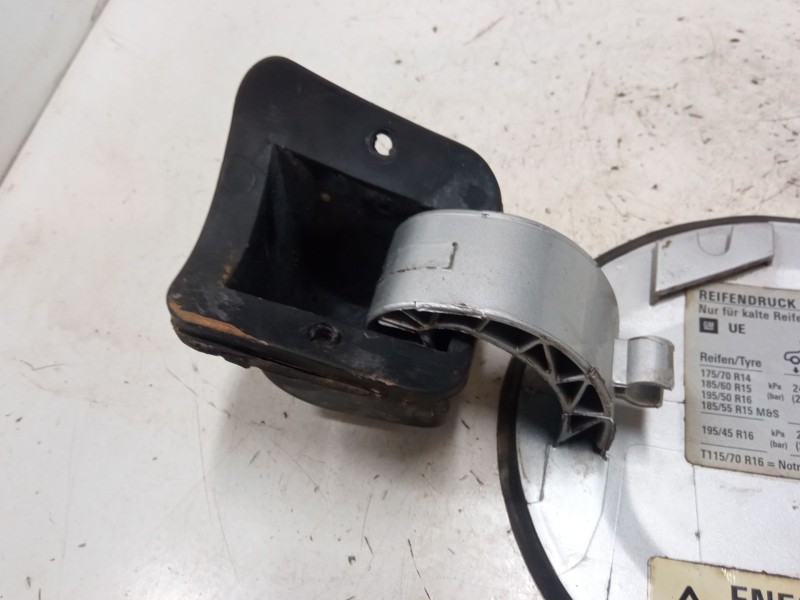 Recambio de tapa exterior combustible para opel combo tour 1.3 cdti 16v referencia OEM IAM   