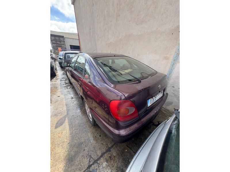 toyota avensis liftback (_t22_) del año 2000