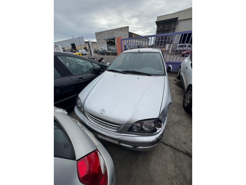 toyota avensis liftback (_t22_) del año 2000