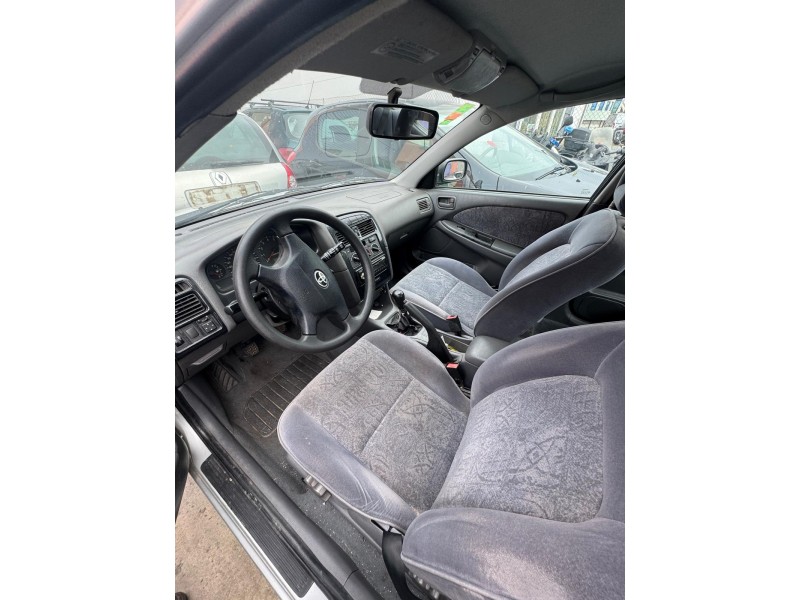 toyota avensis liftback (_t22_) del año 2000