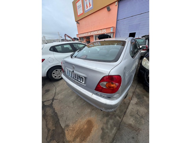 toyota avensis liftback (_t22_) del año 2000