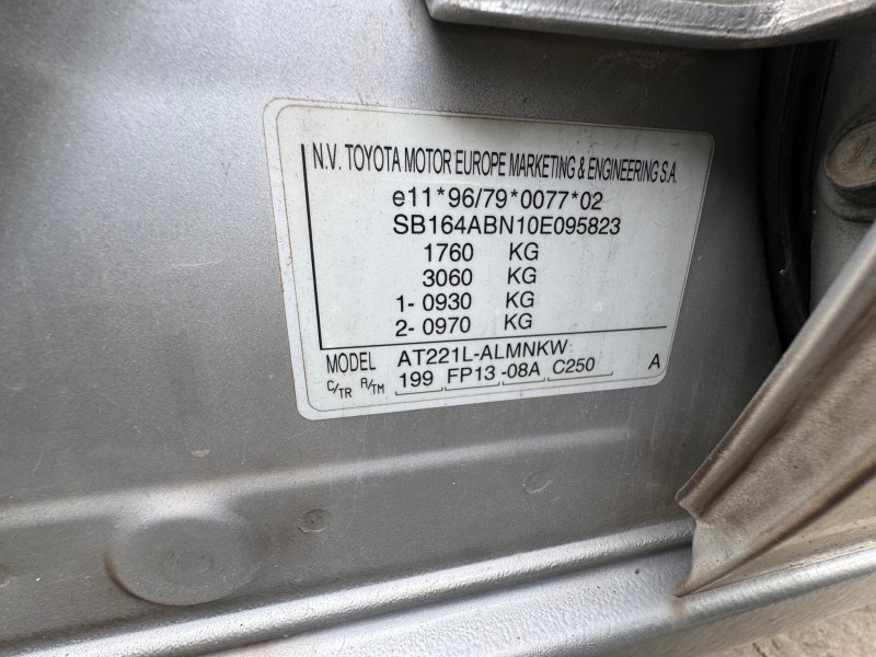 toyota avensis liftback (_t22_) del año 2000