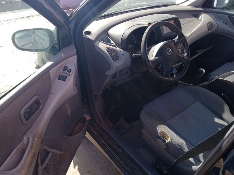 nissan almera tino (v10) del año 2004