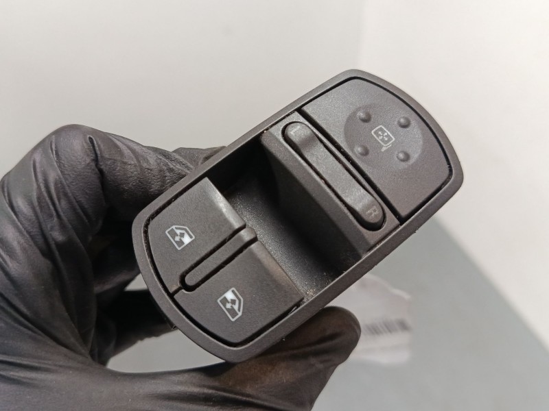 Recambio de mando elevalunas delantero izquierdo para opel corsa d (s07) 1.4 (l08, l68) referencia OEM IAM 13258521AA  