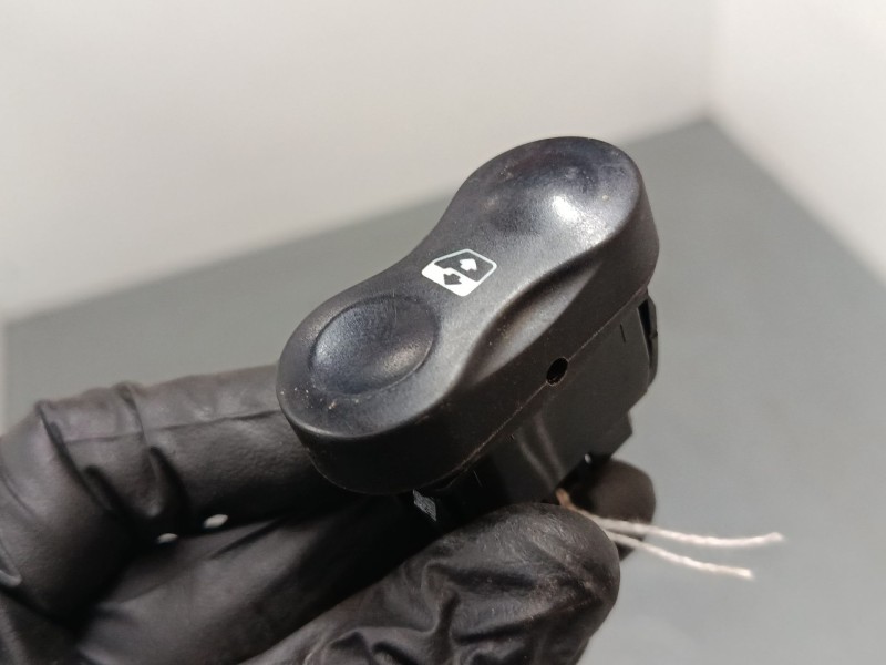 Recambio de mando elevalunas delantero izquierdo para dacia sandero (bs_) 1.2 16v referencia OEM IAM   