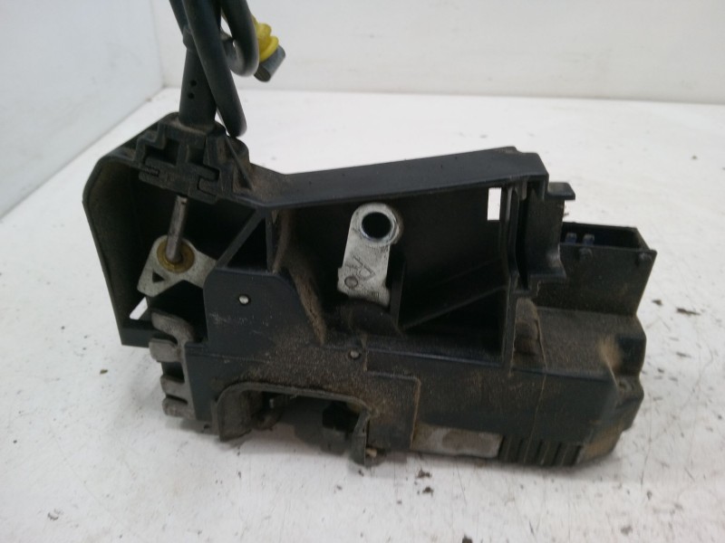 Recambio de cerradura puerta delantera derecha para renault trafic ii furgoneta (fl) 1.9 dci 100 (fl0c) referencia OEM IAM 82000