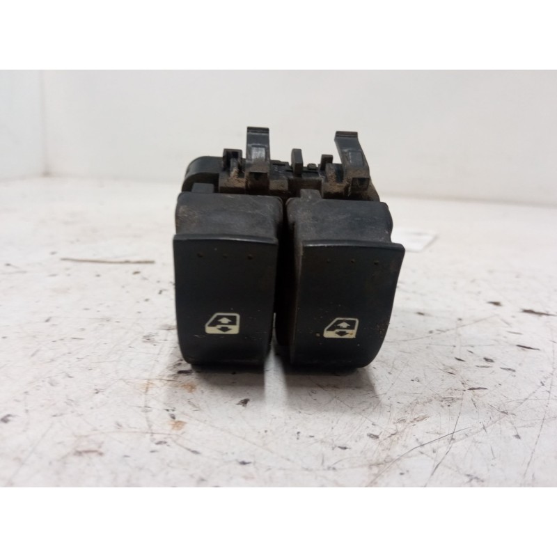 Recambio de mando elevalunas delantero izquierdo para renault trafic ii furgoneta (fl) 1.9 dci 100 (fl0c) referencia OEM IAM   