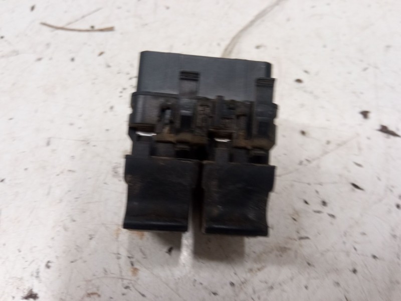 Recambio de mando elevalunas delantero izquierdo para renault trafic ii furgoneta (fl) 1.9 dci 100 (fl0c) referencia OEM IAM   