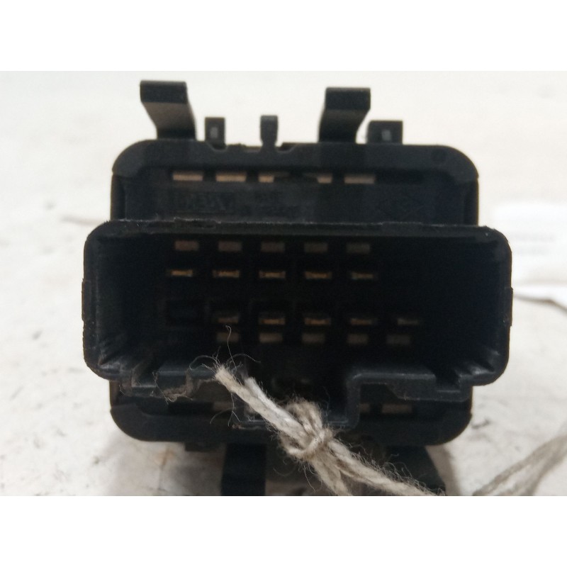 Recambio de mando elevalunas delantero izquierdo para renault trafic ii furgoneta (fl) 1.9 dci 100 (fl0c) referencia OEM IAM   