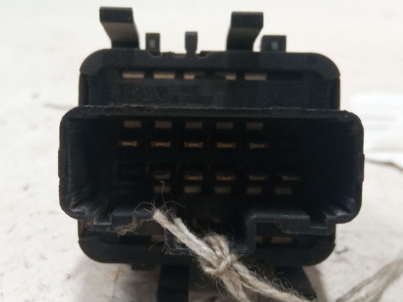 Recambio de mando elevalunas delantero izquierdo para renault trafic ii furgoneta (fl) 1.9 dci 100 (fl0c) referencia OEM IAM   