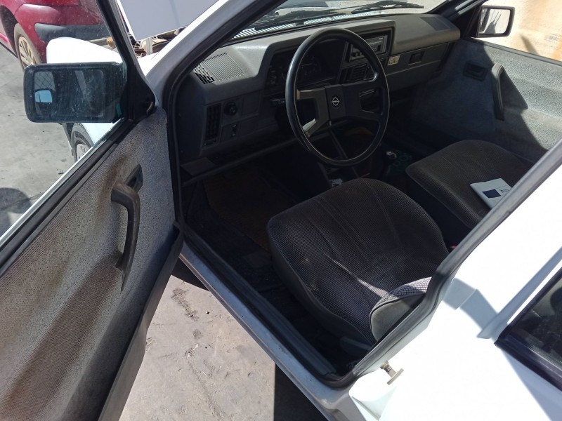 opel corsa a hatchback (s83) del año 1989