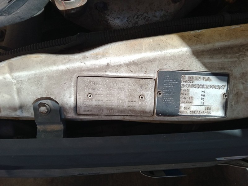 opel corsa a hatchback (s83) del año 1989