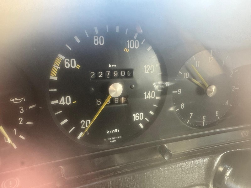 mercedes-benz 123 t-model (s123) del año 1989