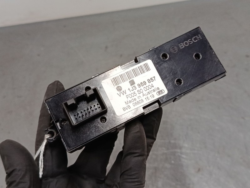 Recambio de mando elevalunas delantero izquierdo para volkswagen golf iv (1j1) 1.9 sdi referencia OEM IAM   