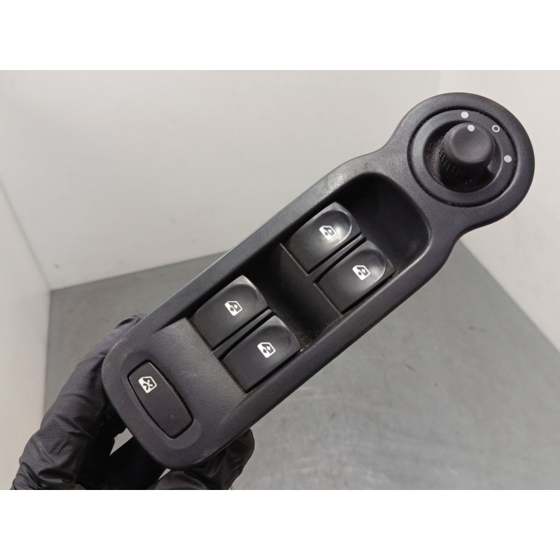 Recambio de mando elevalunas delantero izquierdo para renault modus / grand modus (f/jp0_) 1.2 16v (jp0w) referencia OEM IAM 820