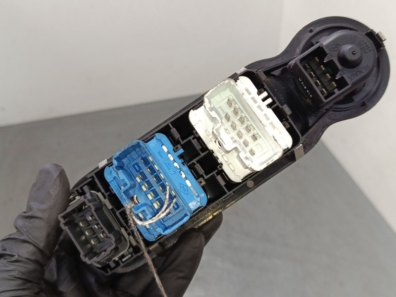 Recambio de mando elevalunas delantero izquierdo para renault modus / grand modus (f/jp0_) 1.2 16v (jp0w) referencia OEM IAM 820