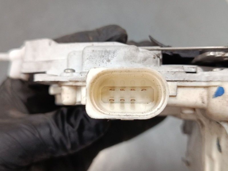 Recambio de cerradura puerta delantera derecha para audi a3 sportback (8pa) 2.0 tdi 16v referencia OEM IAM 4F1837016  