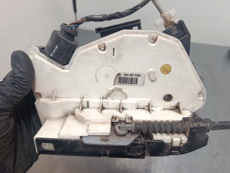 Recambio de cerradura puerta delantera derecha para seat ibiza iv sc (6j1, 6p5) 1.9 tdi referencia OEM IAM 5N1837016A  